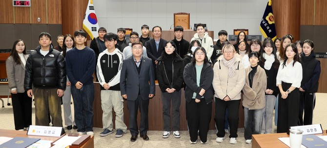 18일 충남도립대학교 학생 31명과 지도교수 4명이 참여한 가운데 '대학생 의회교실'을 개최 후 기념촬영을 하고 있다. ⓒ 의회사무국