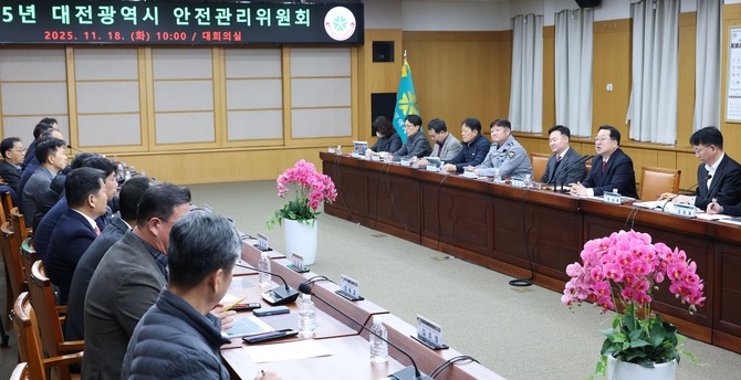 오는 30일 개최 예정인 '한화이글스 불꽃쇼'의 안전한 운영을 위해 18일 시청 대회의실에서 안전관리위원회를 개최하고 있다. ⓒ 대전시