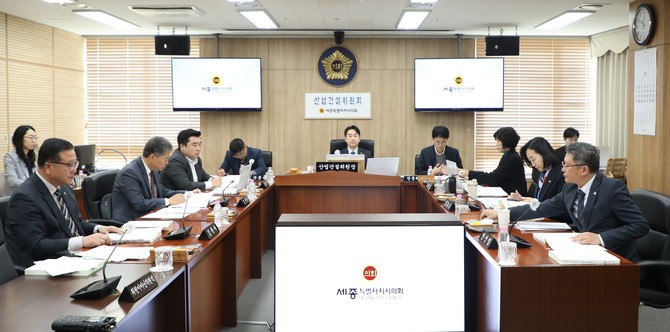 제102회 정례회 기간인 14일과 17일 양일간 '2025년도 제3회 추가경정예산안' 예비심사와 '조례안 및 기타 안건' 심사를 진행하고 있다. ⓒ 의회사무국