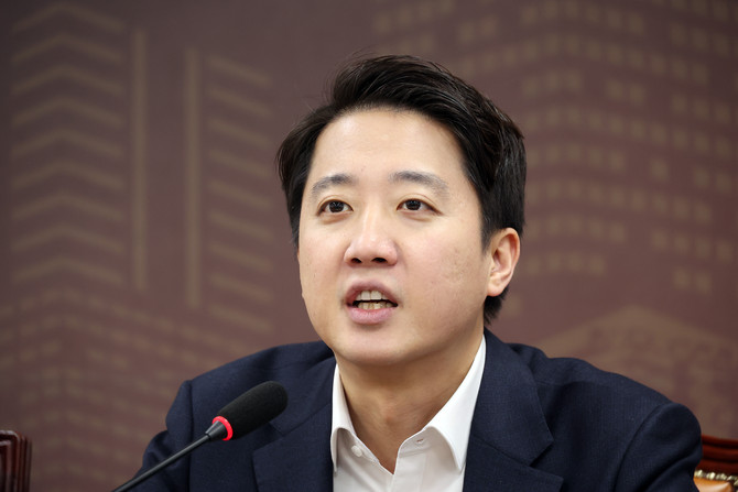 이준석 개혁신당 의원실 소속 보좌진이 성 비위 의혹으로 검찰에 넘겨진 사실이 뒤늦게 알려졌다. © 연합뉴스