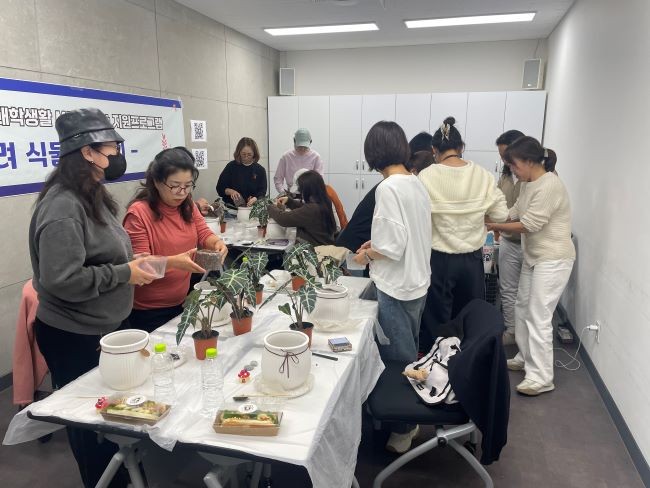 대학 미래관 학생상담센터에서 대학생활 마인드셋 프로그램 중 반려화분 만들기가 진행되고 있다. ⓒ 대구보건대학교