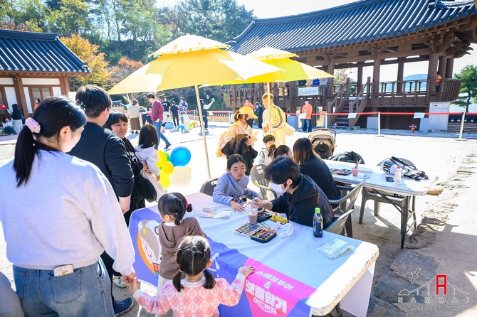 남해군이 이순신바다공원 이순신캠퍼스에서 개최한 '국민고향 남해 스탬프 투어 & 보물찾기 어드벤쳐'가 어린이와 가족 방문객의 큰 호응 속에 진행하고 있다. ⓒ 남해군