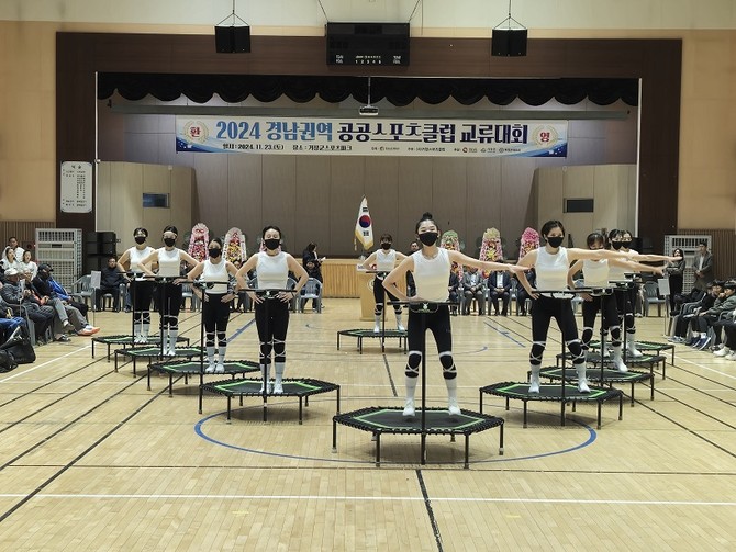 남해실내체육관 및 보조경기장 일원에서 열릴 경남도 전역 스포츠클럽 회원과 생활체육인의 소통과 화합의 장인 ‘2025 경남권역 스포츠클럽 교류대회’ 전년도 대회 사진. ⓒ 남해군