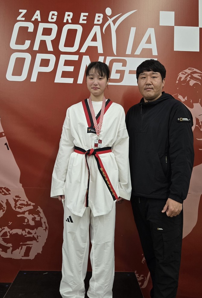 소가야중학교 3학년 서현 선수가 지난 크로아티아 자그레브에서 개최된 '제29회 자그레브 크로아티아 오픈(WT-G1) 태권도대회'에서 은메달을 획득하고 기념촬영을 하고 있다. ⓒ 고성군