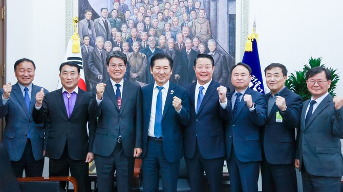 지난 17일 국회를 방문해 농어촌기본소득 시범사업 국비 상향을 위한 공동 대응 방안을 논의한 7개 지자체 대표들과 정청래 대표가 기념촬영을 하고 있다. ⓒ 청양군