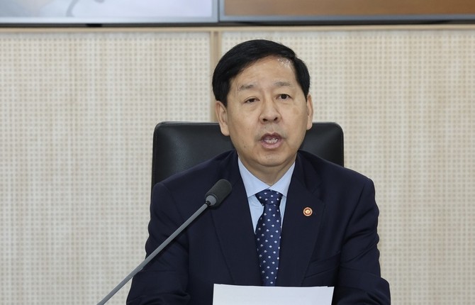 구윤철 부총리가 19일 정부세종청사 중앙동 대회의실에서 열린 경제관계장관회의를 주재하고 있다. © 연합뉴스