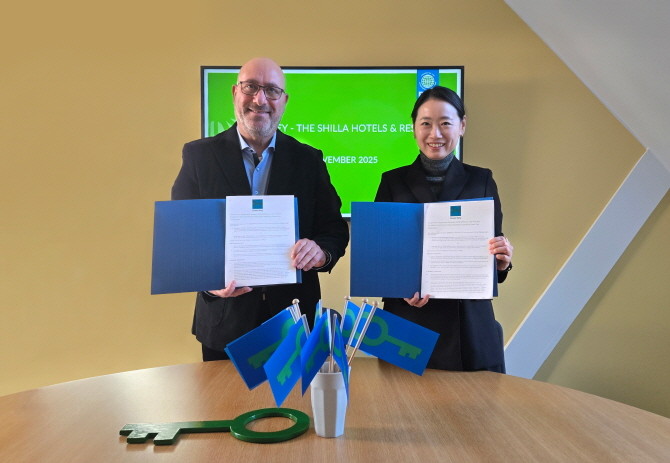 이달 17일 환경교육재단 본부에서 진행된 '호텔신라–환경교육재단 간 그린키 인증 업무협약식'에서 신라호텔 이주영 마케팅 그룹장(오른쪽), 환경교육제단 다니엘 셰퍼(왼쪽) 대표가 기념사진을 촬영하고 있다. © 호텔신라