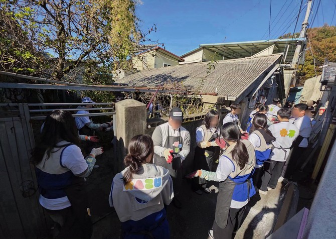 지난 14일 교촌 바르고 봉사단 및 대학RCY 촌스러버들이 전주시 완산구 낙수정마을에서 연탄 나눔 봉사활동을 진행하고 있다. ⓒ 교촌에프앤비