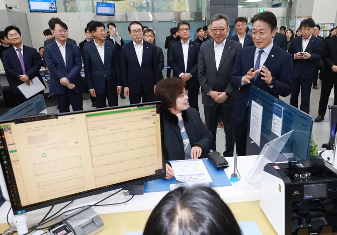 권대영 금융위원회 부위원장(오른쪽)이 19일 오전 서울 중구 신한은행 광교영업부 영업점에 방문해 오픈뱅킹·마이데이터 서비스를 점검했다. ⓒ 금융위원회