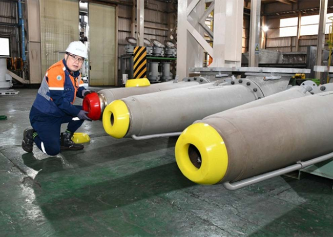포항제철소 제선부 김수학 명장이 고로 송풍 지관 접합면 손상 방지 작업을 진행하고 있다. ⓒ 포스코