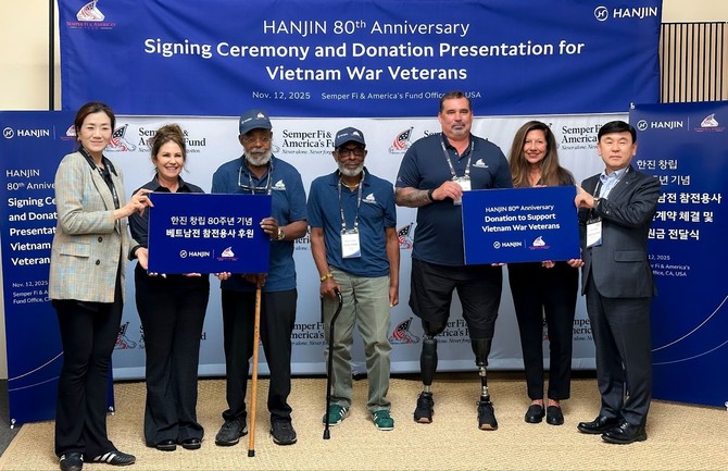 한진 경영진이 미국 캘리포니아 오션사이드에서 미군 참전용사 후원 행사를 진행하고 참석자들과 함께 기념사진 포즈를 취하고 있다. ⓒ 한진