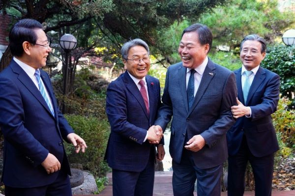 강기정 광주광역시장이 19일 서울 용산의 한 음식점에서 대통령실 주관 '대통령실-지자체 4자 사전협의'에 참석, 광주 민간·군공항 통합이전 추진에 대한 공감대를 이루며 기념촬영을 하고 있다. 사진 왼쪽부터 김영록 전남지사, 강기정 광주시장, 김산 무안군수, 김용범 대통령실 정책실장. ⓒ 광주광역시