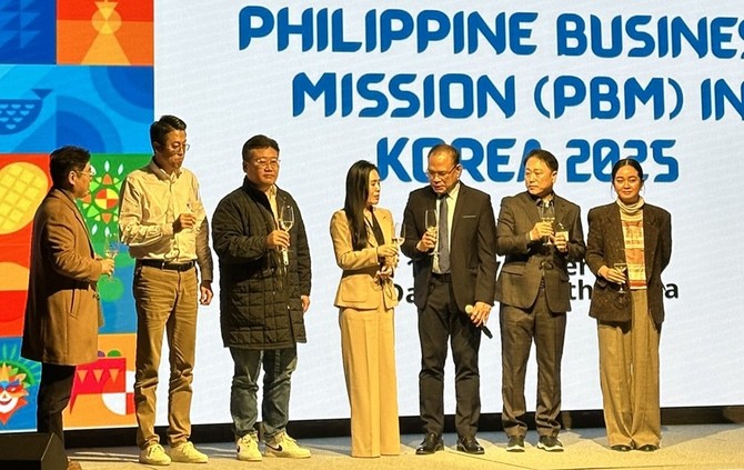 '필리핀 비즈니스 미션(PBM) 2025' 로드쇼 대전 행사에서 필리핀 관광부 관계자와 참가자들이 무대에 올라 샴페인환영 인사를 전하고 있다. ⓒ 에어로케이항공