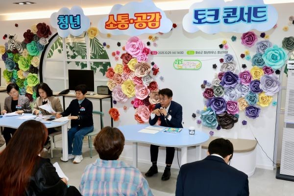 류기준 전남도의회 예산결산특별위원회 위원장이 지난 10월 화순군 청년하우스 청년카페에서 열린 ‘청년 소통·공감 토크 콘서트’에서 청년들과 직접 대화를 나누고 있다. ⓒ 류기준 의원실