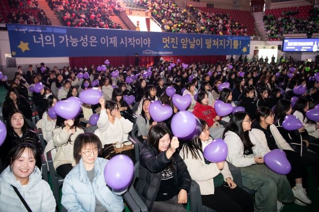 박정희체육관에서 진행된 2025년 구미시 고3 청소년 문화축제 모습. ⓒ 구미시