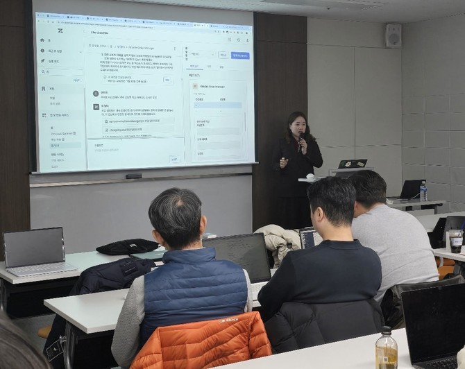 김남희 젠데스크 SC가 Zendesk AI Demo (AI 상담사, Copilot)'을 주제로 발표했다. ⓒ KS한국고용정보