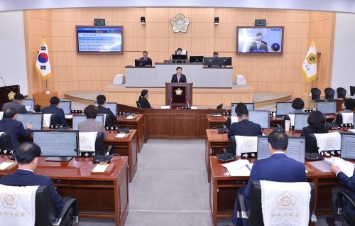 정기명 여수시장은 제252회 시의회 본회의장에서 2026년도 예산안 제출에 따른 시정연설을 통해 내년도 시정 운영 방향을 밝혔다. ⓒ 여수시