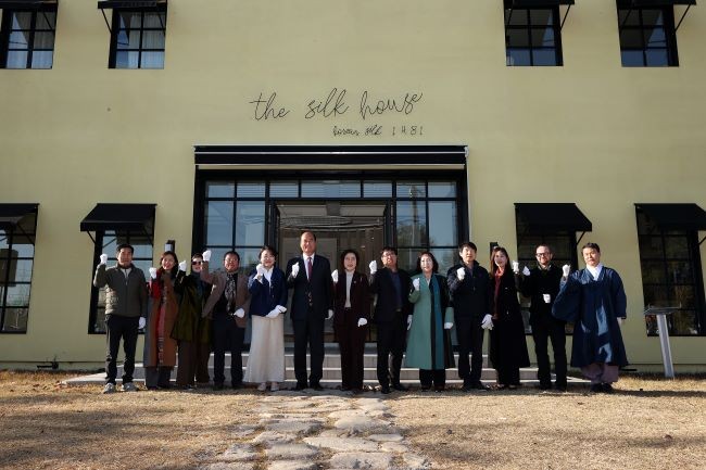 지난 19일 함창명주 계승·활용하기 위한 창착 거점공간인 함창명주 메이커스페이스 개소식을 가졌다. ⓒ 상주시