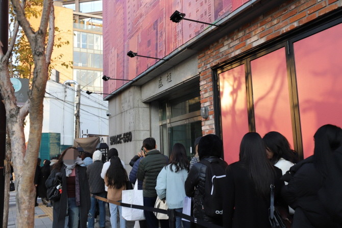 W컨셉 마이클로젯 입장을 기다리고 있는 관람객들. © W컨셉