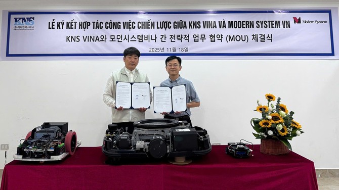 김종선 케이엔에스비나 법인장(왼쪽)과 오희백 모던시스템비나 대표이사가 협약 체결 후 기념 촬영을 하고 있다. ⓒ 케이엔에스