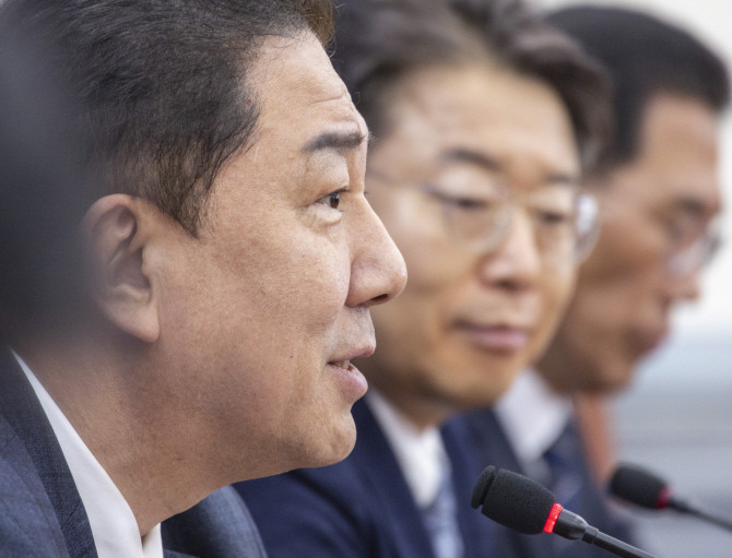 김병기 더불어민주당 원내대표와 원내지도부들이 20일 국회에서 열린 정책조정회의에서 발언하고 있다. ⓒ 연합뉴스