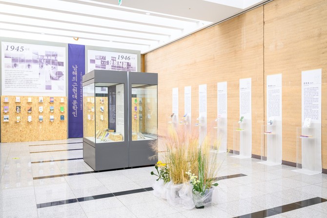 남해군이 '2025 고향사랑 방문의 해'를 기념하기 위해 유배문학관에서 오는 12월8일까지 특별기획전시하는 '남해의 근현대 문학인 재조명전' 운영 사진. ⓒ 남해군