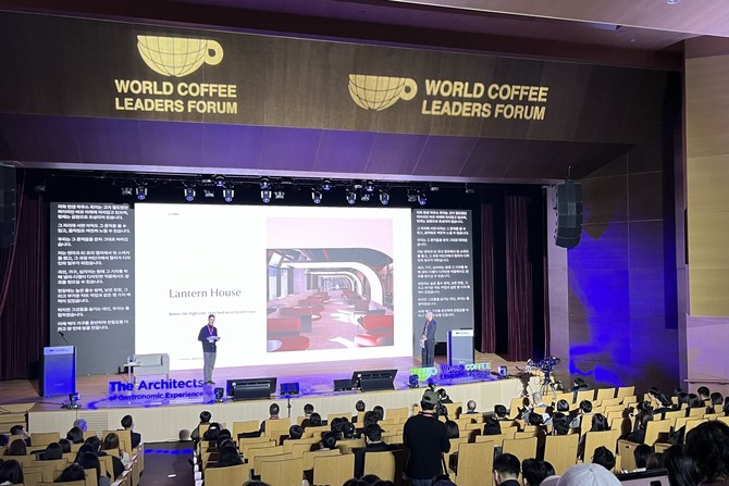 지난 19일부터 삼성동 코엑스에서 진행 중인 '월드커피리더스포럼 2025'에서 플리토 라이브 트랜스레이션이 도입돼 글로벌 연사와 청중의 소통을 지원하고 있다. ⓒ 플리토