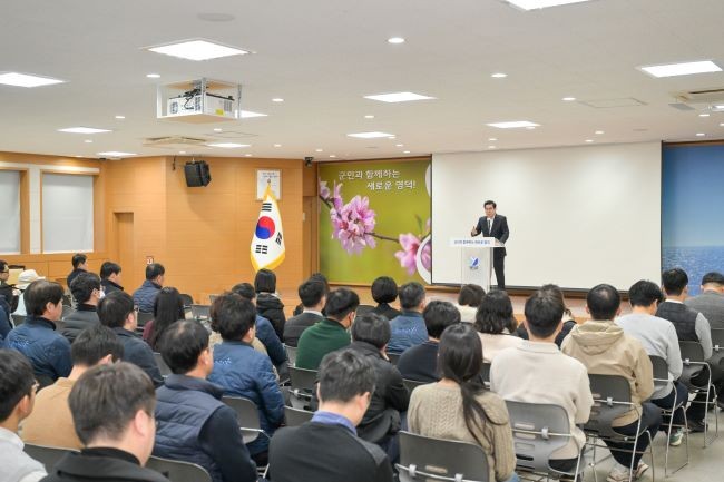 영덕군 2025년 하반기 제4회 공직자아카데미에서 김광열 군수가 직원들을 격려하고 있다. ⓒ 영덕군