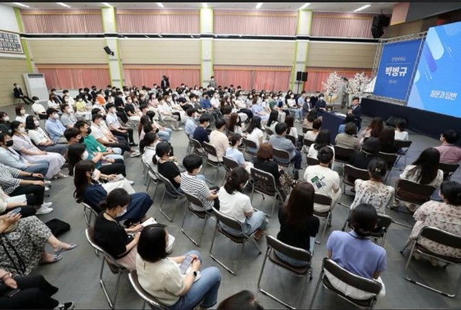 광주 광산구는 매달 한차례 일과 후 정책토론회를 개최하고 있다. ⓒ 박병규 구청장 페이스북 켑쳐
