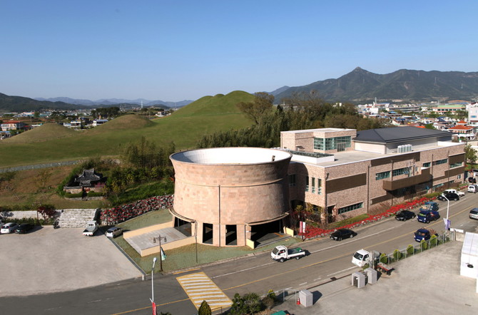 고성군이 고성박물관의 리모델링을 완료하고 오는 11월25일 오후 2시30분부터 군민 강연을 시작으로 재개관 행사를 개최하는 고성박물관 전경. ⓒ 고성군