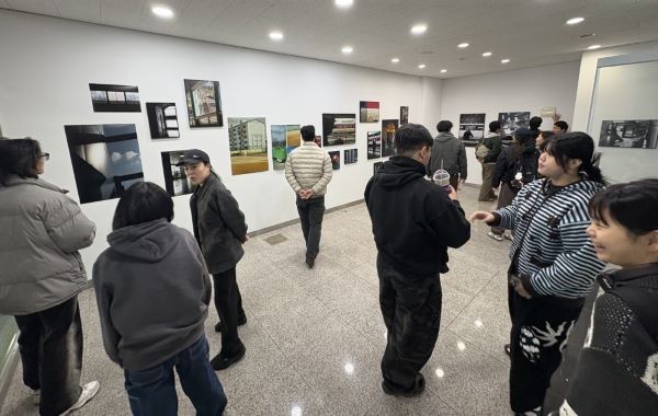 광주대학교 사진영상학과는 지난 14일부터 광주역 전시장에서 2025년 하반기 학생 기획 전시 ‘정차하는 시선들’을 진행하고 있다. ⓒ 광주대학교