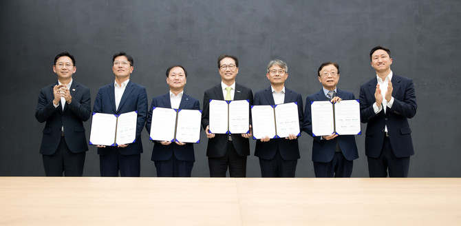 배경훈 부총리 겸 과학기술정보통신부 장관과 정기선 HD현대 회장이 20일 오후 경기도 성남시 분당구 HD현대글로벌R&D센터에서 열린 'HD현대-UNIST 조선해양산업 AI MOU 체결식' 에서 기념촬영을 하고 있다. 왼쪽부터 배경훈 부총리, 정영근 HD현대로보틱스 상무, 김형관 HD한국조선해양 사장, 박종래 UNIST 총장, 금석호 HD현대중공업 사장, 오연천 울산대학교 총장, 정기선 HD현대 회장. ⓒ 과학기술정보통신부