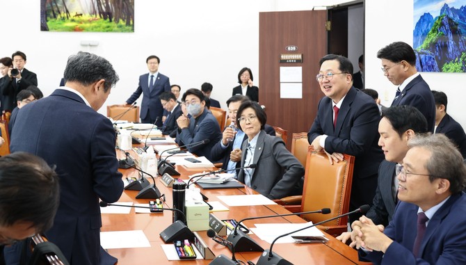 20일 예결특위 소위 회의실을 방문한 이장우 대전시장 모습. ⓒ 대전시