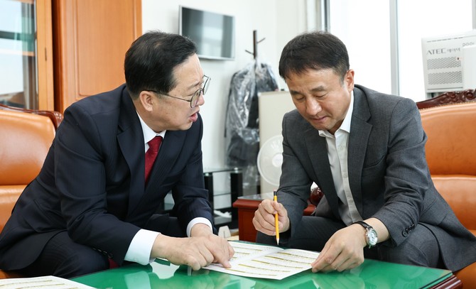 한병도 예결위원장에게 대전시 주요 현안 사업을 설명하는 이장우 대전시장. ⓒ 대전시