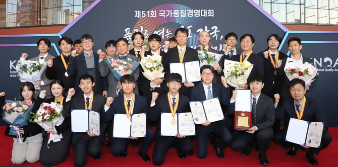 지난 19일 서울 코엑스에서 열린 국가품질경영대회에서 10년 연속 품질경쟁력 우수기업(1등급)으로 선정 후 기념촬영을 하고 있다. ⓒ 서부발전