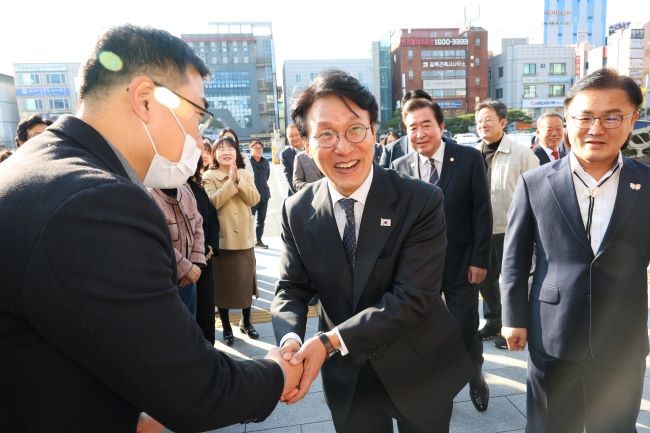 김민석 국무총리가 20일 오전 경주시청 방문에 앞서 직원들과 인사를 나누며 환하게 웃고 있다. ⓒ 경주시