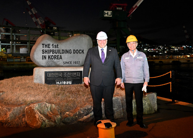 지난 11일 알렉스 크루츠 미 상무부 부차관보(왼쪽)가 부산 영도 HJ중공업 조선소를 찾아 유상철 대표이사와 함께 현장을 둘러본 뒤 기념촬영을 하고 있다. ⓒ HJ중공업