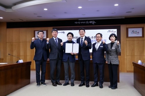 순천시가 전남도교육청과 '교육자치협력지구' 업무 협약식을 하고 기념촬영을 하고 있다. ⓒ 순천시