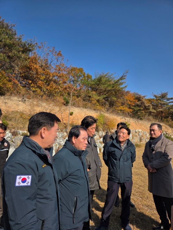 복지환경위원회 추모공원 건립 예정지 점검 모습. ⓒ 포항시의회