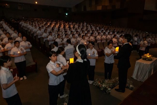지난 19일 대구보건대학교 인당아트홀에서 열린 '제27회 나이팅게일 선서식'에서 간호학과 재학생들이 촛불점화를 하고 있다. ⓒ 대구보건대학교