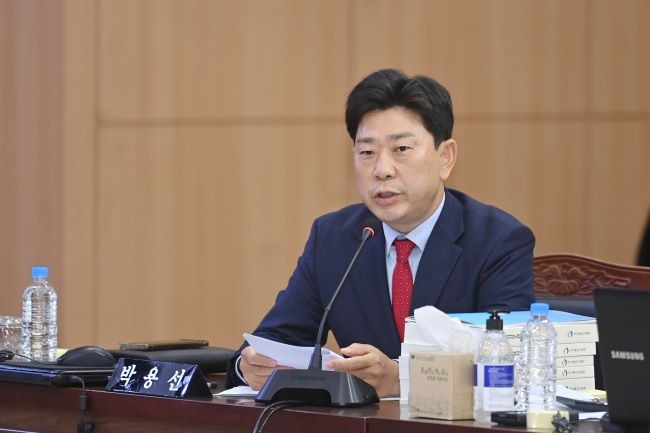 경북교육청 행정사무감사에서 질의하고 있는 박용선 경북도의원. ⓒ 경북도의회