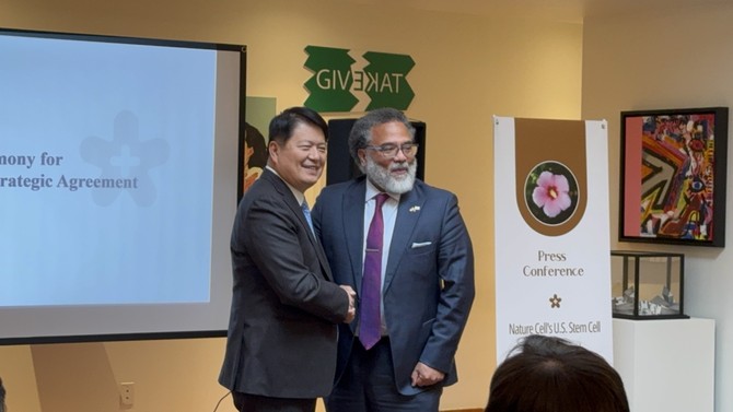 (왼쪽부터) 라정찬 네이처셀 회장과 해리 코퍼 메릴랜드 주 상무장관. ⓒ 네이처셀