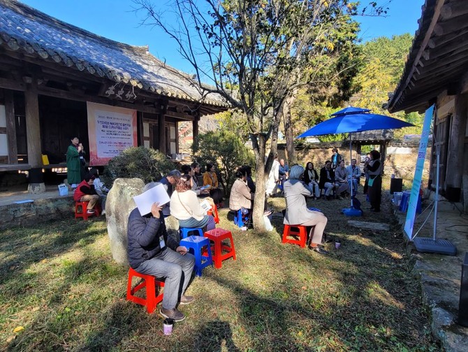 고성군이 마암면 장산숲과 한국디카시연구소 죽사갤러리에서 열린 '2025년 제1회 DI·MA 페스티벌' 행사를 진행 하고 있다. ⓒ 고성군