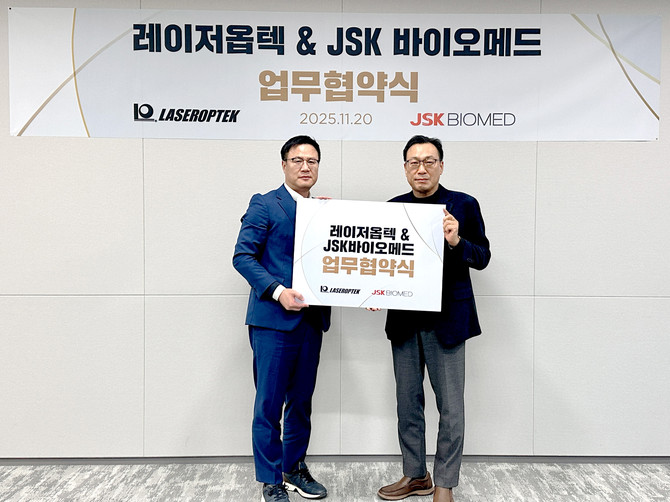 이창진 레이저옵텍 대표(오른쪽)와 마지헌 JSK바이오메드 대표가 업무협약 체결식에서 기념사진을 촬영하고 있다. ⓒ 레이저옵텍