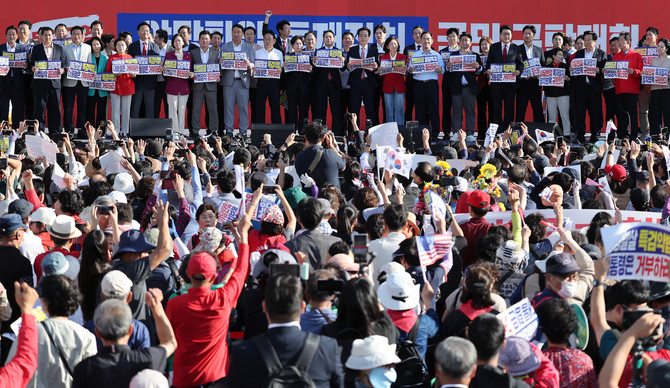 국민의힘이 지난 9월21일 대구 동구 동대구역 광장에서 야당탄압·독재정치 국민 규탄대회에 참석해 구호를 외치고 있다. © 연합뉴스