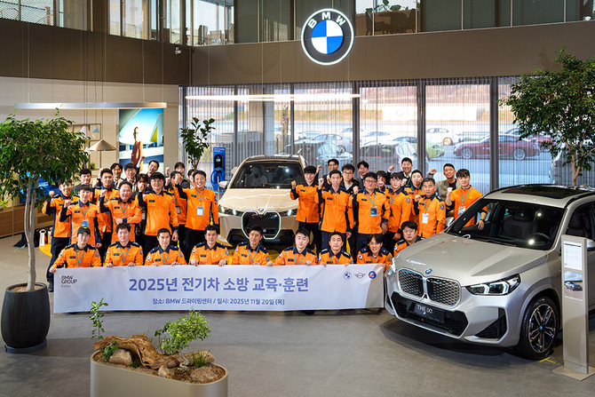 BMW 그룹 코리아가 지난 20일 BMW 드라이빙 센터에서 인천소방대원을 대상으로 전기차 소방 교육∙훈련을 실시했다. ⓒ BMW 그룹 코리아