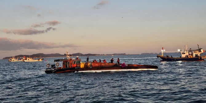 전복선박 구조작업 중인 보령해경 구조대. ⓒ 보령해경