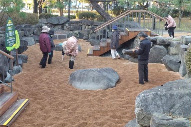 수성못 솔숲광장 내 '맨발 걷기 힐링장' 모습. ⓒ 수성구