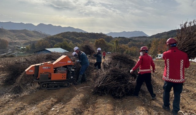 산림과와 농업기술센터 친환경기술과가 합동으로 파쇄 작업을 실시하고 있다. ⓒ 보령시