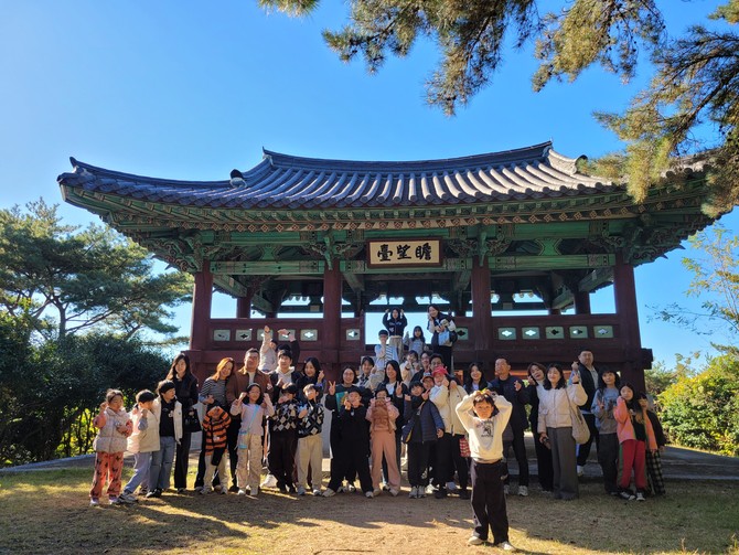 남해관광문화재단이 7개월간 진행된 구독형 남해여행 프로그램 '월간 남해'를 성공적으로 마무리하고 기념촬영을 하고 있다. ⓒ 남해군